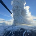 O vulcão Krasheninnikov eclodiu durante a noite na Península de Kamchatka, que foi o epicentro de um terremoto de 8,8 tamanho que desencadeou o tsunami do Japão, parte dos Estados Unidos e das Filipinas na quarta -feira