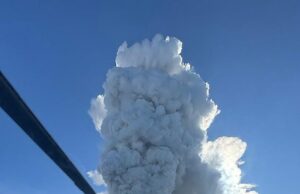 Momento como vulcão russo explode pela primeira vez em 600 anos em surto dramático O vulcão Krasheninnikov eclodiu durante a noite na Península de Kamchatka, que foi o epicentro de um terremoto de 8,8 tamanho que desencadeou o tsunami do Japão, parte dos Estados Unidos e das Filipinas na quarta -feira