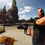 Este é o momento em que um policial envergonhado bateu em um suspeito