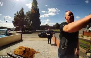 Momento envergonhado pela polícia bate na porta de protesto ‘anti-migrantes’ depois de ser enviada maçanetas por porta pela polícia ‘triste’ antes das manifestações Este é o momento em que um policial envergonhado bateu em um suspeito