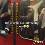 O cinema mostra que o homem sem camisa recebe três latas grandes para ligar na estação Euston antes que a janela de vidro finalmente ceda.