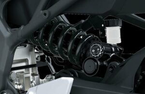 Monte uma motocicleta alta, é melhor cortar o assento ou diminuir a suspensão? Monte uma motocicleta alta, é melhor cortar o assento ou diminuir a suspensão?