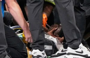 Morice Norris, do Lions, compartilha boas notícias de manhã depois de serem removidas do campo na ambulância Morice Norris, do Lions, compartilha boas notícias de manhã depois de serem removidas do campo na ambulância