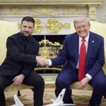 O presidente Zelensky aperta as mãos do presidente Trump durante as negociações na segunda -feira