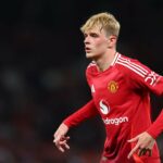 Toby Colier em ação para o Manchester United, usando um conjunto de casas em 2024/25.