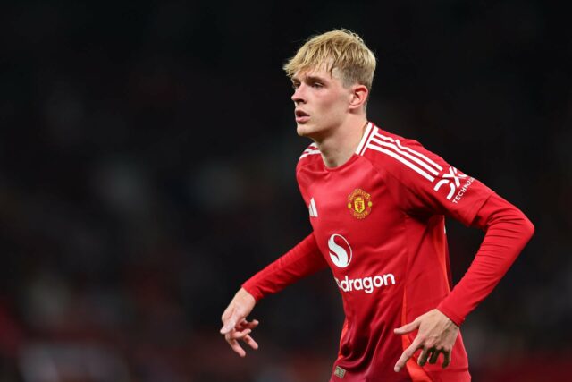 Toby Colier em ação para o Manchester United, usando um conjunto de casas em 2024/25.