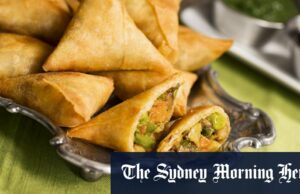 Mudança na Índia e comida de rua favorita com aviso de saúde Vendedores de alimentos que vendem lanches fritos para o mercado em Delhi, Índia.