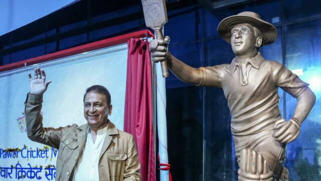 Muddle-thed For Words: Gavaskar após a escultura introduzida na MCA Gallery 

