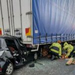 Uma mulher de 20 anos ficou presa em um carro que esmagou entre dois caminhões depois de ter horror em Sydney.