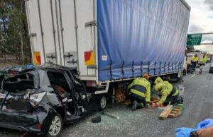 Mulher, imprensada entre dois caminhões após o horror Sydney Righway Fall Uma mulher de 20 anos ficou presa em um carro que esmagou entre dois caminhões depois de ter horror em Sydney.