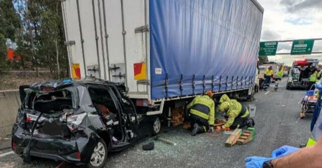 Uma mulher de 20 anos ficou presa em um carro que esmagou entre dois caminhões depois de ter horror em Sydney.
