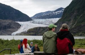 Mulher inundada da geleira perto de níveis recordes de interrupção da capital do Alasca e evacuações imediatas O mapa acima encontrará a geleira de Mendenhall, que começou a publicar inundações em direção a Juneau, Alasca, onde algumas áreas foram convidadas a evacuar. (AP Digital One -Bed)