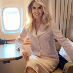 Monica Crowley pode não ser tão famosa quanto o próprio presidente ou seus membros do gabinete, mas Crowley desempenha um papel importante nos principais eventos americanos de Trump (Figura: Crowley na Força Aérea Um a caminho do Alasca)