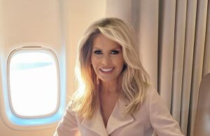 Mulher misteriosa de Trump está levando o centro do palco encantador Putin no Alaska Summit Monica Crowley pode não ser tão famosa quanto o próprio presidente ou seus membros do gabinete, mas Crowley desempenha um papel importante nos principais eventos americanos de Trump (Figura: Crowley na Força Aérea Um a caminho do Alasca)