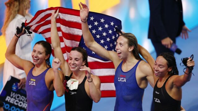 Mulheres norte -americanas montam 4x100 revezamento WR nas Copas do Mundo

