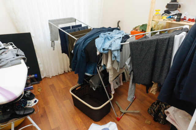 Mulheres pede ao marido que pegue a roupa, mas fica horrorizada com o que ela encontra



