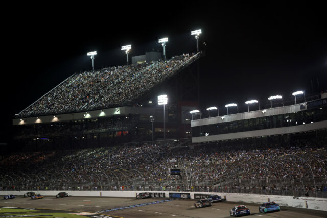 NASCAR atinge o marco do ingresso para a emocionante corrida da Copa da Richmond Raceway



