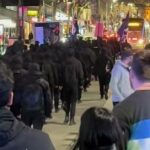Cerca de 100 manifestantes neonazistas estabelecidos pelo Melbourne CBD nas primeiras horas da manhã