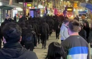 NEO-Nazistas Marcha em Melbourne nas primeiras horas da manhã Cerca de 100 manifestantes neonazistas estabelecidos pelo Melbourne CBD nas primeiras horas da manhã