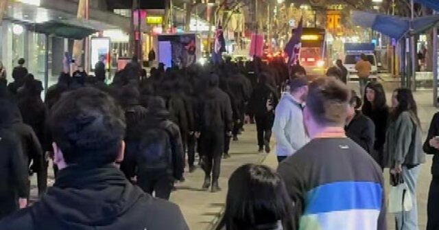Cerca de 100 manifestantes neonazistas estabelecidos pelo Melbourne CBD nas primeiras horas da manhã