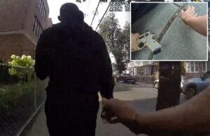 NYPD lança uma gravação dramática da câmera de oficiais que brigam com o suposto revólver adolescente no Brooklyn Chase NYPD lança uma gravação dramática da câmera de oficiais que brigam com o suposto revólver adolescente no Brooklyn Chase