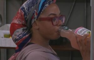 Na câmera, o companheiro de casa do Big Brother bebe diretamente da garrafa de suco e a coloca de volta na geladeira 081825_MICKEY_BIG_BROTHER_KAL