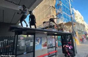 Não Três homens espalhados em tinta foram vistos dançando em cima de uma parada de ônibus do lado de fora da estação Ladbroke Grove, perto do mercado de Portobello Road