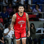 O Jamie Malonzo, do Barangay Ginebra Gin Kings, durante as semifinais da Copa Filipiniana do PBA contra o San Miguel Beermen.
