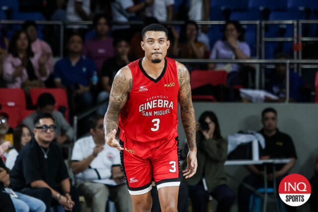 O Jamie Malonzo, do Barangay Ginebra Gin Kings, durante as semifinais da Copa Filipiniana do PBA contra o San Miguel Beermen.