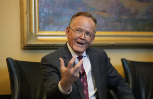 Não há limite de idade no Partido Republicano para destruir sua vida Arquivo - O governador da Flórida, Ron DeSanto, fala em negócios públicos, onde foi anunciado assinar um projeto de lei que cobra o uso de fluoreto nos sistemas públicos de água, Marte, em 6 de maio de 2025 em Miami. (ABR Photo / Lynne Sladky, arquivo)