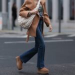Cologne, Alemanha - 22 de agosto: Julia Zwingenberg, usando tons de olho de gato de gato cristão, blazer de acne bege de grandes dimensões, creme branco por muito tempo pelo vestido Aylin Koenig, Bottega Veneta Beige Mini Jodie Bag e Prada Beige Slip Shop Shoes em 22, 202222. (Foto de Jeremy Moeller/Getty Images)