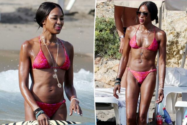 Naomi Campbell, 55 anos, exiba uma figura moderada em um pequeno biquíni, fazendo um respingo em Ibiza


