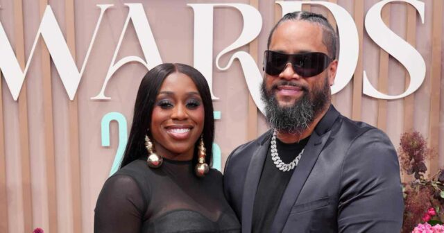 Naomi Uso, esposa da estrela da WWE Jimmy Uso, fala sobre o marido enquanto eles se preparam para receber seu primeiro bebê



