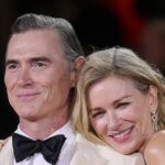 Naomi Watts e parceiro Billy Crudup Wear desgaste de anéis correspondentes, especulação de casamento Spark