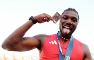 Nas fotos: Noah Lyles Rocks Beige Neutrals de verão e Louis Vuitton Accent Sporting icônico icônico Card de Dragão Branco Nas fotos: Noah Lyles Rocks Beige Neutrals de verão e Louis Vuitton Accent Sporting icônico icônico Card de Dragão Branco