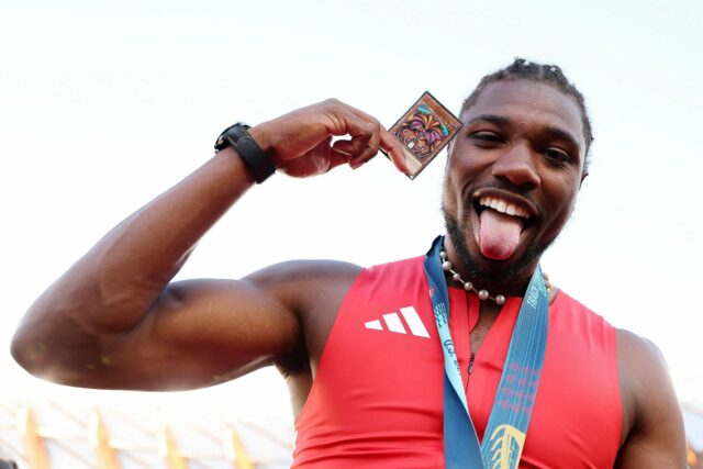 Nas fotos: Noah Lyles Rocks Beige Neutrals de verão e Louis Vuitton Accent Sporting icônico icônico Card de Dragão Branco

