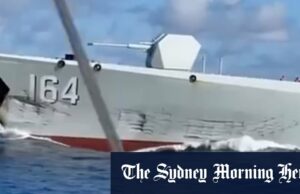 Navios chineses para serem quebrados um com o outro enquanto perseguem o barco filipino, filmagens mostram A costa chinesa de Laesis mantém um navio.