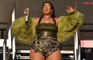 Nelly Furtado, 47, Stones em ruínas e botas de snap no Boardmasters Festival na Cornualha Nelly Furtado colocou uma tela óssea no Boardmasters Festival, na Cornualha, no sábado
