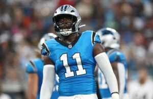 Nic Scourton, que sofreu um pulmão em colapso na prática, é abordado pelo treinador do Panthers Travis Kelce viu uma criança cair das arquibancadas e 'continuou se movendo'