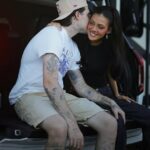 A renovação do VOW foi jogada em toda a mídia social, por isso não é surpresa que o Brooklyn Beckham tenha sido um elemento no set de sua esposa Nicola Peltz mais recente papel