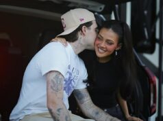 Nicola Peltz e Brooklyn Beckham são um casal que adora mostrar seu PDA. Brooklyn Beckham, que está sempre presente no set com ela por seu papel de um blogueiro vestido de biquíni, causando drama familiar. A renovação do VOW foi jogada em toda a mídia social, por isso não é surpresa que o Brooklyn Beckham tenha sido um elemento no set de sua esposa Nicola Peltz mais recente papel