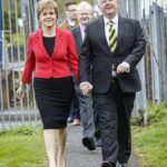 Nicola Sturgeon se abriu sobre sua sexualidade e revelou que nunca considerou sua sexualidade ser binária em uma nova autobiografia (foto com o marido Peter Murrell)