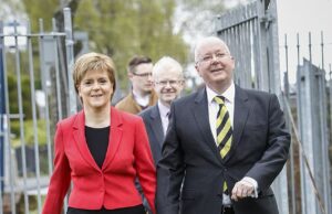 Nicola Sturgeon: A verdade sobre minha sexualidade, reivindicações selvagens sobre “negócios lésbicos” e culpa em caso de aborto espontâneo Nicola Sturgeon se abriu sobre sua sexualidade e revelou que nunca considerou sua sexualidade ser binária em uma nova autobiografia (foto com o marido Peter Murrell)