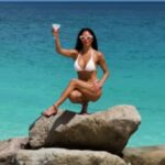 Nicole Scherzinger colocou pulsos correndo enquanto exibia sua figura colorida em um biquíni branco acanhado no Instagram no domingo