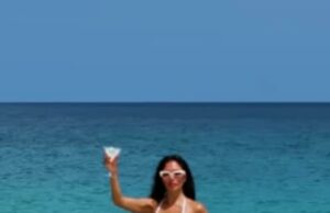 Nicole Scherzinger coloca pulsos de corrida enquanto ela coloca Nicki Minaj Pose Challenge em um biquíni branco acanhado enquanto se equilibra em uma pedra e bebendo um martini Nicole Scherzinger colocou pulsos correndo enquanto exibia sua figura colorida em um biquíni branco acanhado no Instagram no domingo
