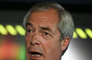 Nigel Farage exige que Keir Starmer lhe dê algumas reformas camaradas britânicas na Câmara dos Lordes quando ele explode diferenças democráticas “ Nigel Farage exige que ele nomeie algumas reformas camaradas britânicas para abrigar os senhores pela primeira vez