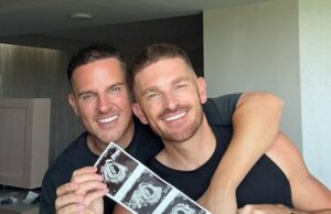 No início de estilo, o fundador Adam Frisby e o parceiro de longo prazo Jamie Corbett revelam que esperam seu primeiro filho por meio de substituição Ex -fundador do The Style, Adam Frisby, (à direita) espera que seu primeiro filho com seu parceiro de longo prazo Jamie Corbett, o Daily Mail pode revelar exclusivamente