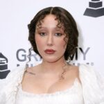 Noah Cyrus aborda rumores de disputa familiar