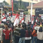 North Maluku Kepung Procurador -geral e estudantes da sede da polícia pediram isso