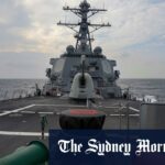 O USS Higgins mostrado em Taiwan na vertical em 2022.